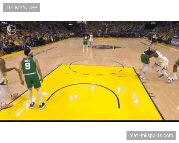 延迟举旗的判罚逻辑详解：裁判何时必须立刻示意犯规？