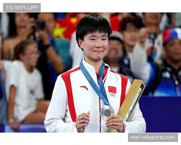 何冰娇赛场上像小钢炮，脱掉战袍瞬间变成逛街的小公举